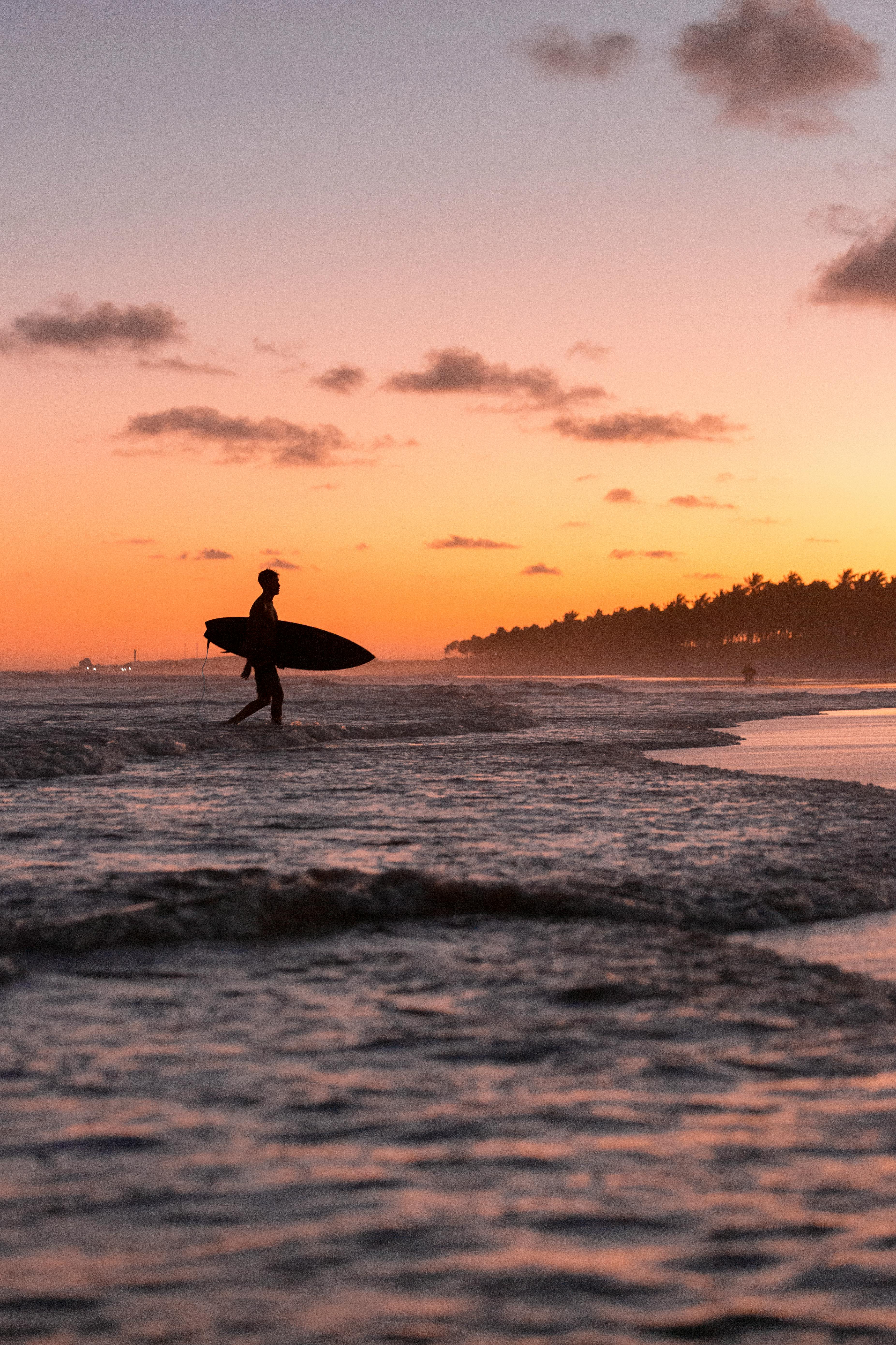 Previsão de altas ondas no Francês atrai surfistas de todo o Nordeste